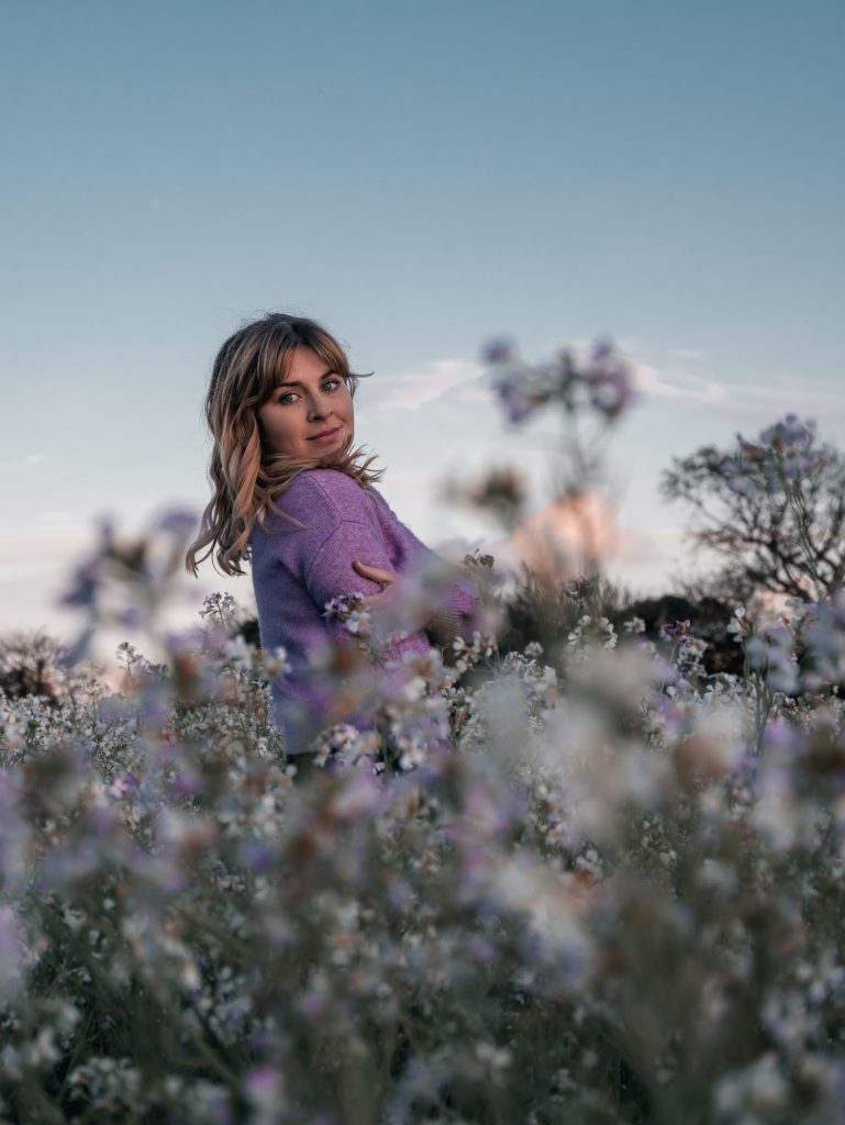 Océane naturopathe spécialisée endométriose, dans un champ de fleur
