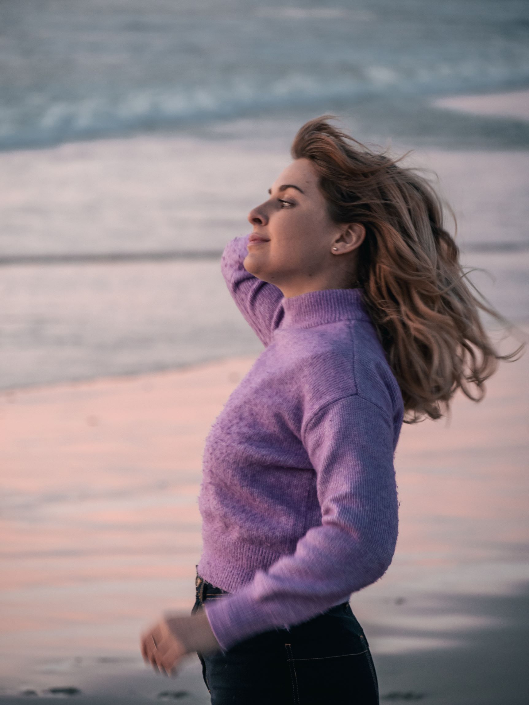 Océane naturopathe spécialisée endométriose sur la plage au couché de soleil